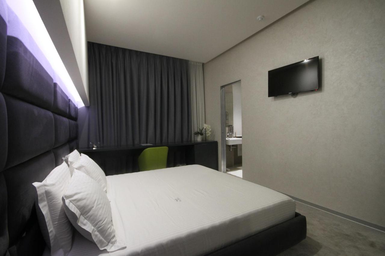 Albes Hotel Fier Exterior foto